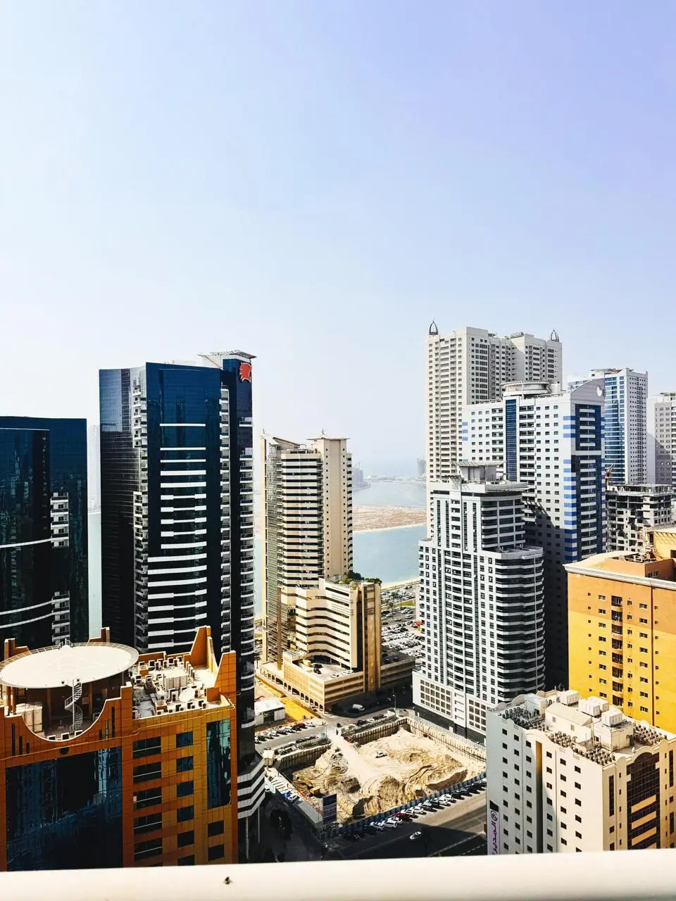 شقة غرفتين وصالتين مفروشة VIP للإيجار - برج منازل 5 - الشارقة